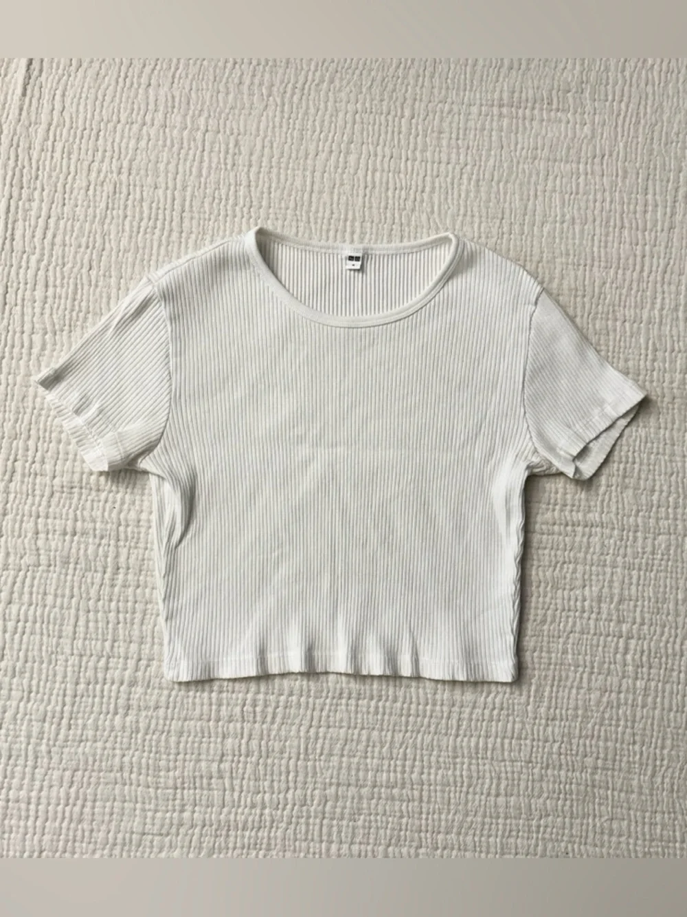 3 / $30 💘 uniqlo white ribbed crop top - Picture 2 of 4